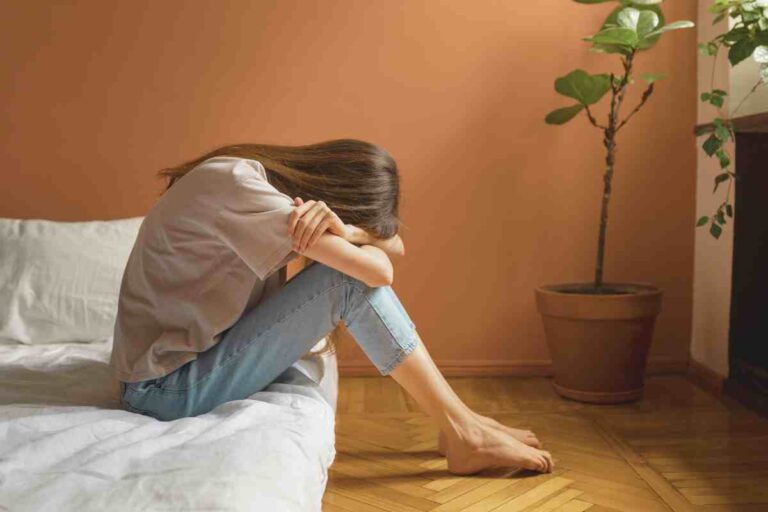 ragazza che sta sul letto e si dispera