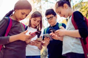 ragazzini al cellulare