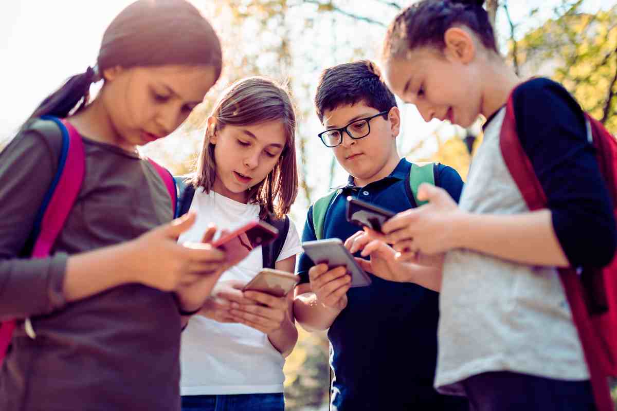 ragazzini al cellulare